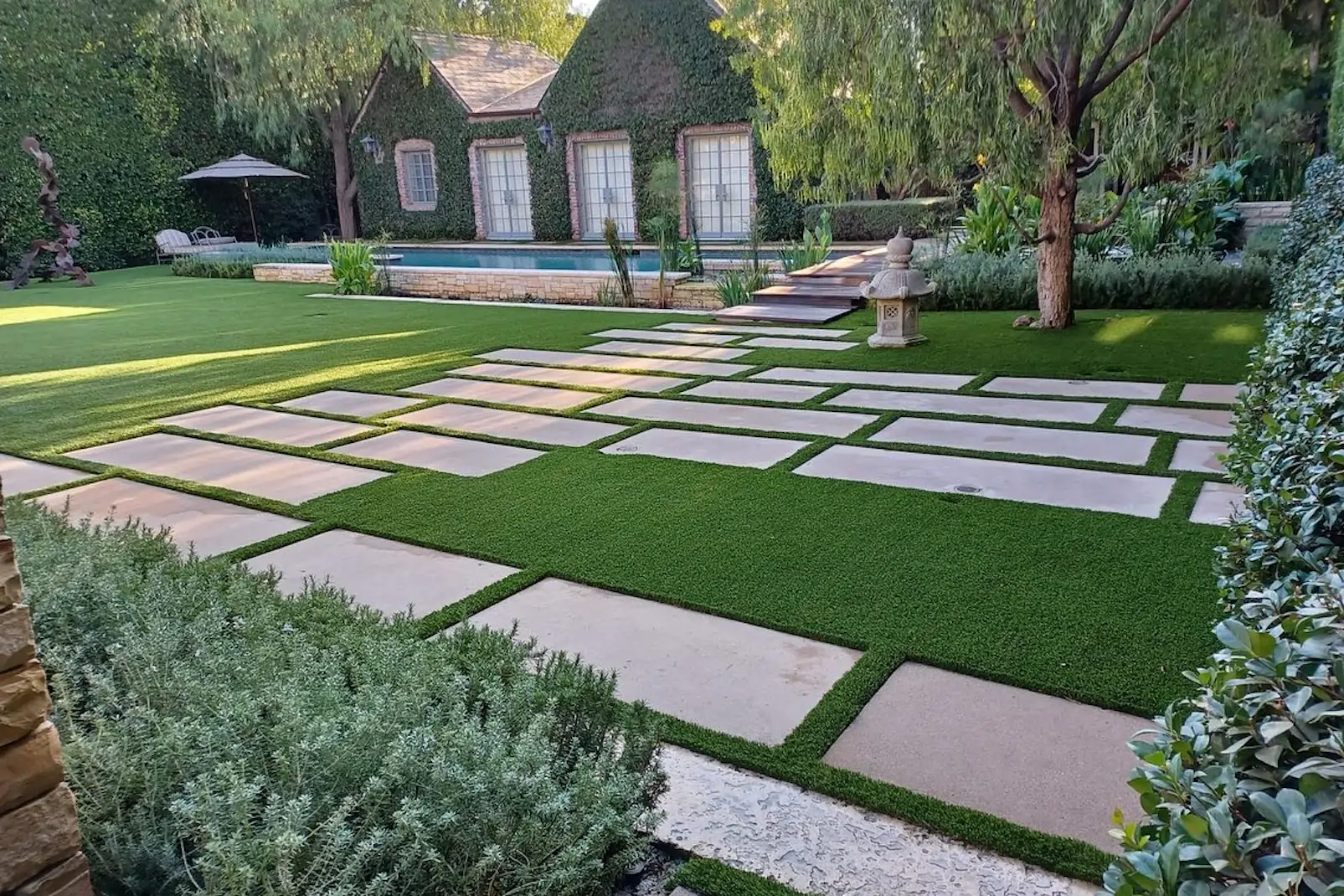 Artificial grass backyard installed by SYNLawn